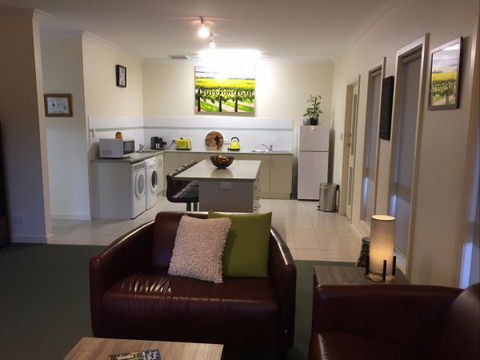 Lyreen's Apartment Bed And Breakfast - Kawana Tourism 7