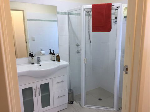 Lyreen's Apartment Bed And Breakfast - Kawana Tourism 8