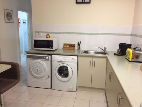 Lyreen's Apartment Bed And Breakfast - Kawana Tourism 10