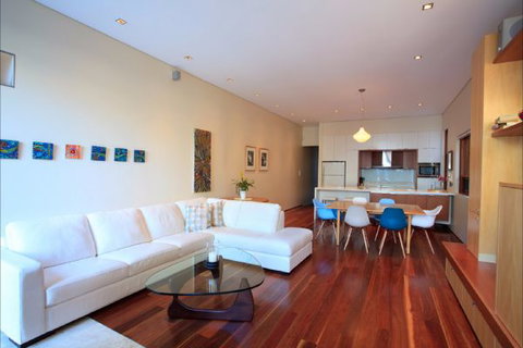 Queens Park Beach House - Kawana Tourism 1