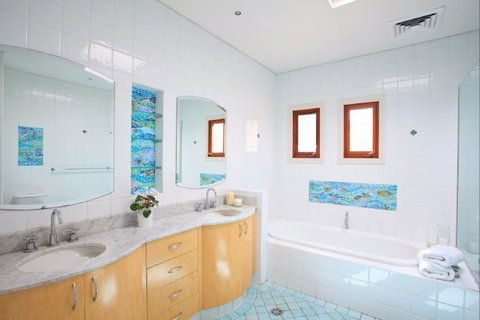 Queens Park Beach House - Kawana Tourism 3