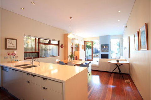 Queens Park Beach House - Kawana Tourism 5