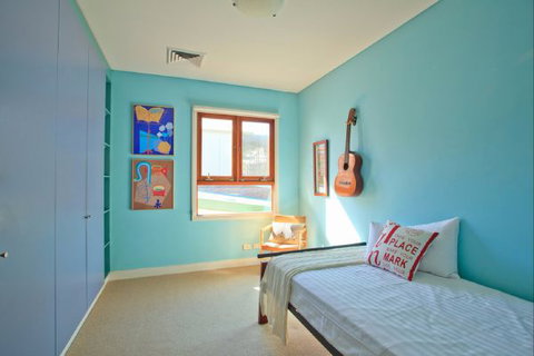 Queens Park Beach House - Kawana Tourism 6