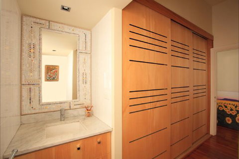 Queens Park Beach House - Kawana Tourism 7