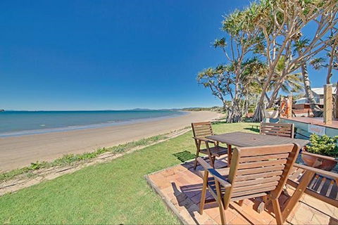 Beachfront Zilzie Holiday Home And Cottage - Kawana Tourism 0
