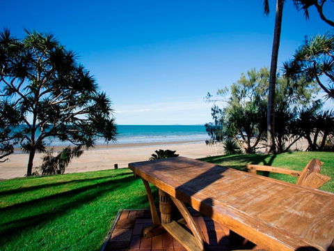 Beachfront Zilzie Holiday Home And Cottage - Kawana Tourism 1