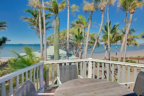Beachfront Zilzie Holiday Home And Cottage - Kawana Tourism 3