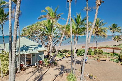 Beachfront Zilzie Holiday Home And Cottage - Kawana Tourism 4