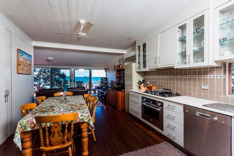 Beachfront Zilzie Holiday Home And Cottage - Kawana Tourism 5