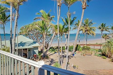 Beachfront Zilzie Holiday Home And Cottage - Kawana Tourism 7