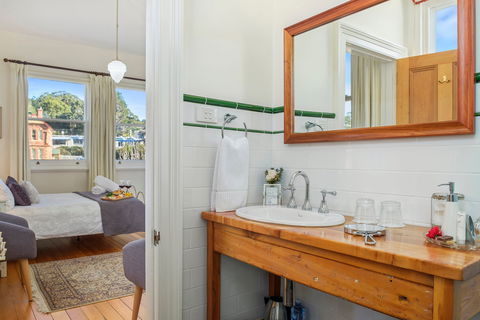 Cygnet Old Bank B&B - Kawana Tourism 2