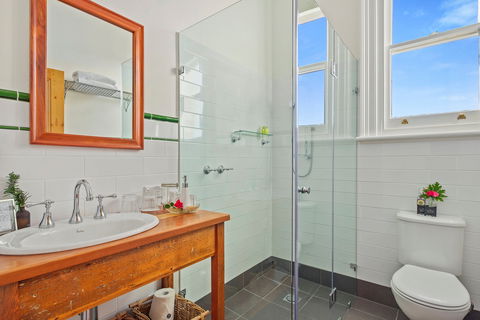 Cygnet Old Bank B&B - Kawana Tourism 5