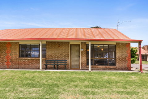 Unit 3, 5-/ Surf Avenue, Carrickalinga - Kawana Tourism 6