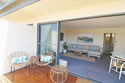 All Decked Out At Penguin Mews - Kawana Tourism 0