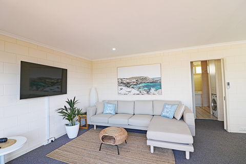 All Decked Out At Penguin Mews - Kawana Tourism 3