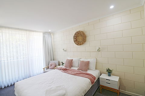 All Decked Out At Penguin Mews - Kawana Tourism 4
