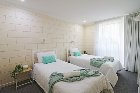 All Decked Out At Penguin Mews - Kawana Tourism 5