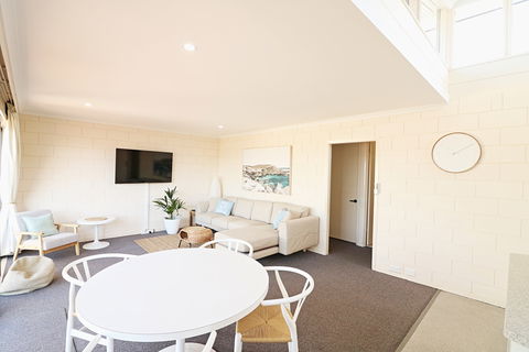 All Decked Out At Penguin Mews - Kawana Tourism 6
