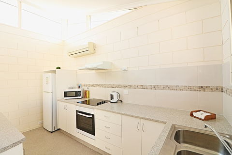 All Decked Out At Penguin Mews - Kawana Tourism 7