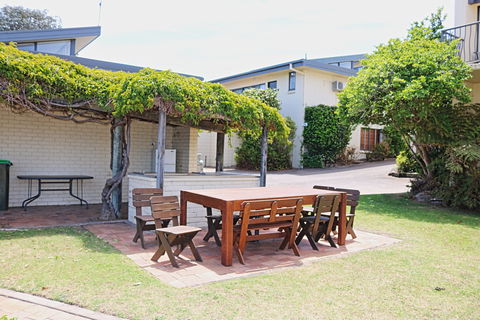 All Decked Out At Penguin Mews - Kawana Tourism 9