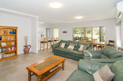Fairway Isle - Kawana Tourism 4