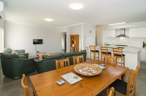 Fairway Isle - Kawana Tourism 5