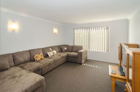 Fairway Isle - Kawana Tourism 6