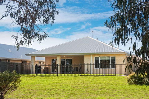 Fairway Isle - Kawana Tourism 9
