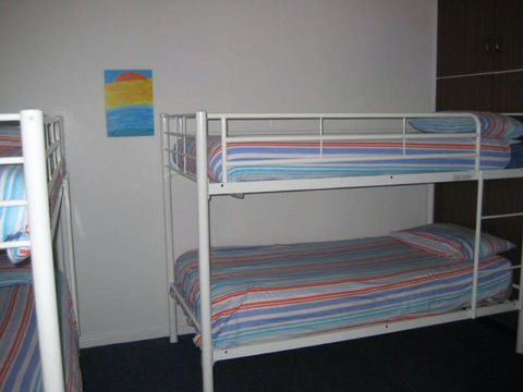 Hardwicke Beach House - Kawana Tourism 7