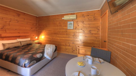 Paruna Motel - Kawana Tourism 5