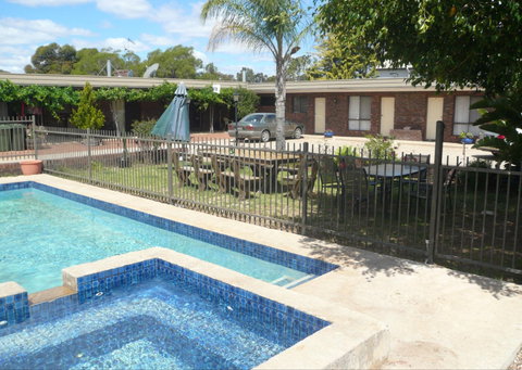 Sportsman Inn Motel - Kawana Tourism 0