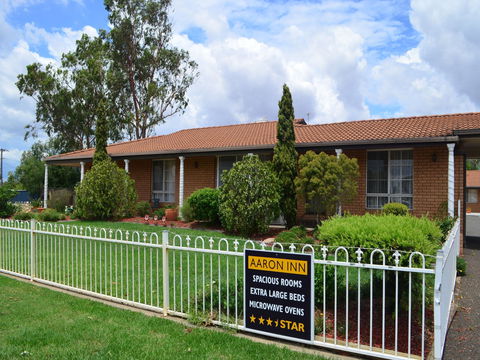 Aaron Inn Motel - Kawana Tourism 1