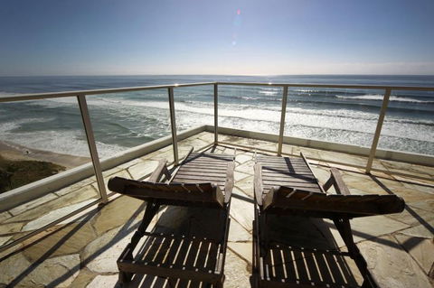 Viscount On The Beach - Kawana Tourism 6