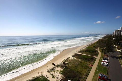 Viscount On The Beach - Kawana Tourism 7