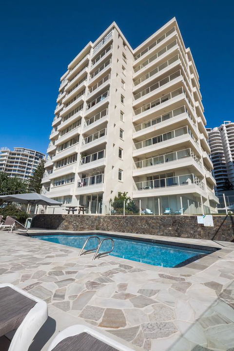 Viscount On The Beach - Kawana Tourism 8