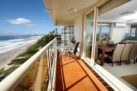 Viscount On The Beach - Kawana Tourism 9