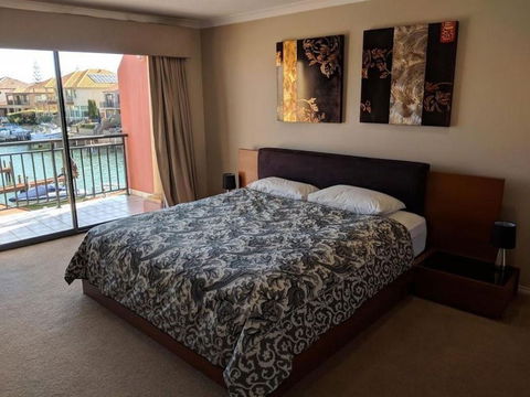 Canal Living Port Bouvard - Kawana Tourism 0