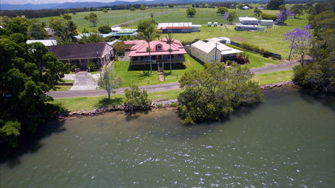 Cranford Waterfront Cottage - Kawana Tourism 0