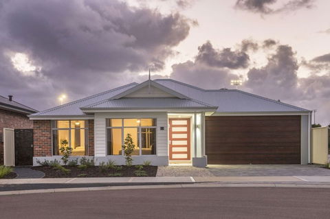 Fairway Lakeside - Kawana Tourism 0