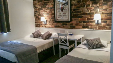 Hornsby Inn - Kawana Tourism 1