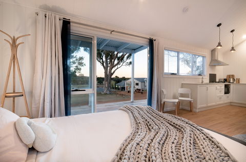 Tallagandra Hill Winery Accommodation - Kawana Tourism 1