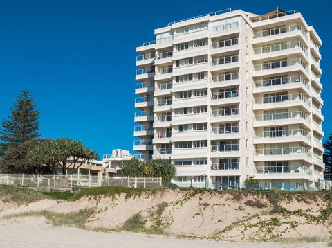 Viscount On The Beach - Kawana Tourism 1
