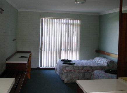 Walpole Hotel Motel - Kawana Tourism 1