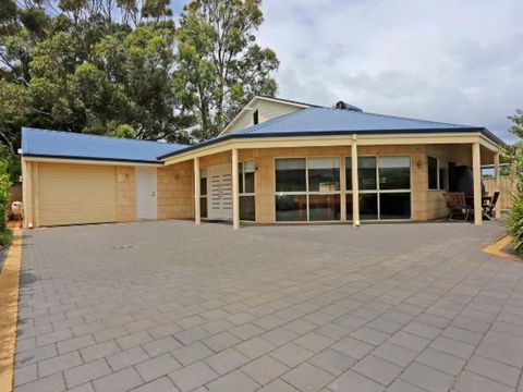 Falcon By The Bay - Kawana Tourism 1