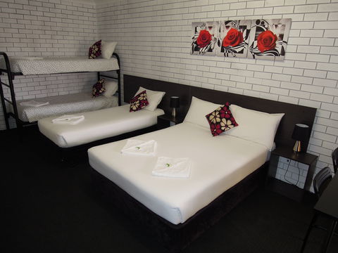 Jackaroo Apartments - Motel - Kawana Tourism 2