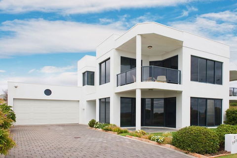 Bayside Beauty - Kawana Tourism 0
