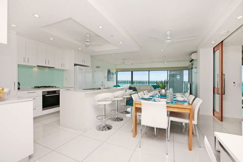 Beachlife Sea Spray Apartment - Kawana Tourism 1