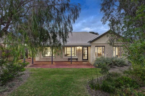 Cottage Retreat/Shady Cottage - Kawana Tourism 0