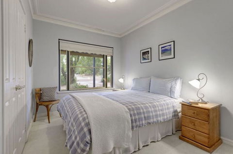 Cottage Retreat/Shady Cottage - Kawana Tourism 1