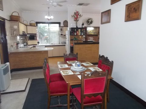 Cross Road Traveller`s Rest - Kawana Tourism 0